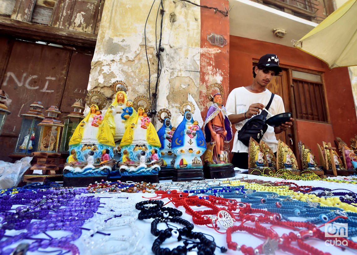 Vendedores en la zona de la procesión de la Virgen del Caridad de Cobre por las calles de Centro Habana, el domingo 8 de septiembre de 2024. Foto: Otmaro Rodríguez.