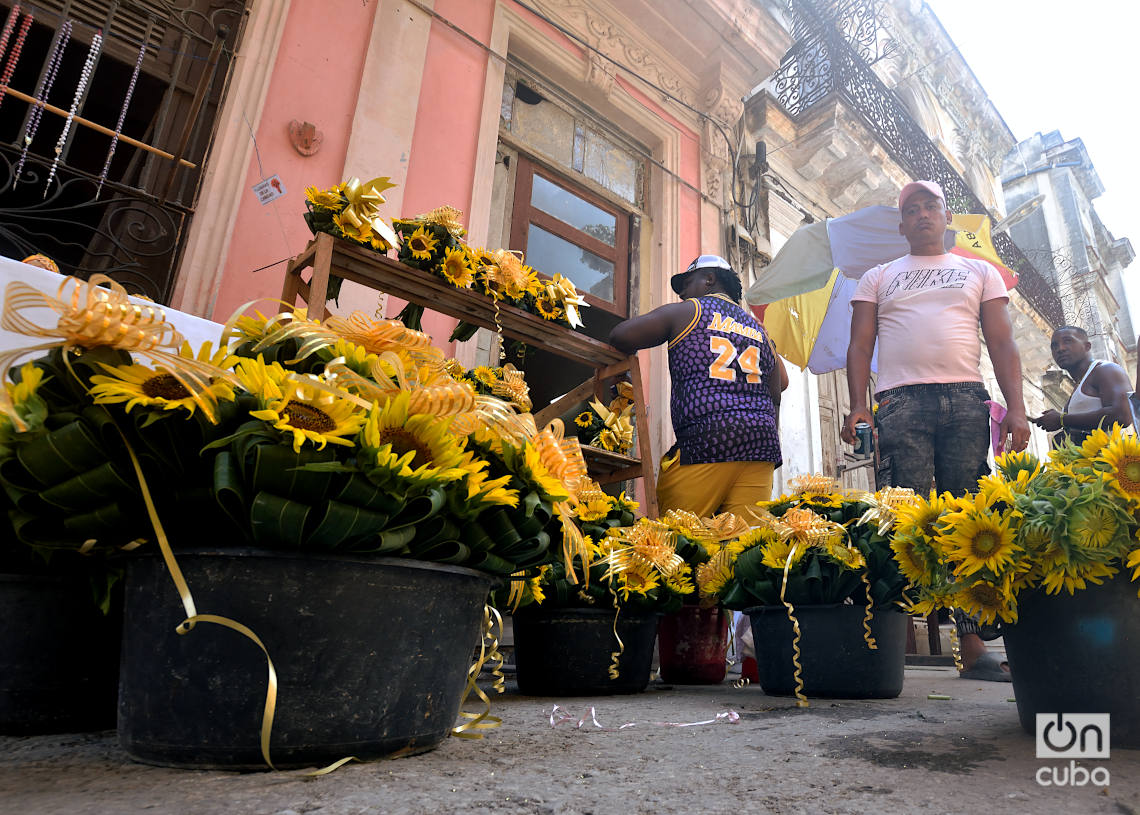 Vendedores en la zona de la procesión de la Virgen del Caridad de Cobre por las calles de Centro Habana, el domingo 8 de septiembre de 2024. Foto: Otmaro Rodríguez.