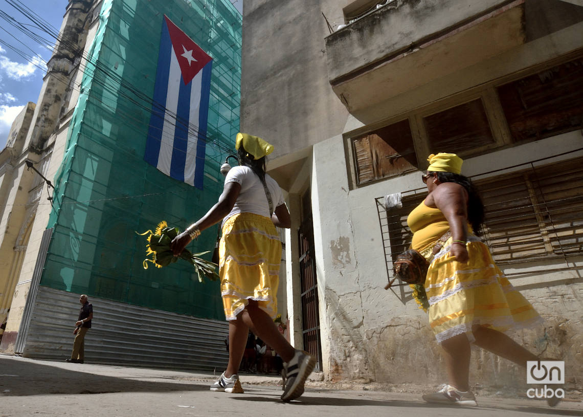 Devotos de la Virgen del Caridad de Cobre por las calles de Centro Habana, el domingo 8 de septiembre de 2024. Foto: Otmaro Rodríguez.