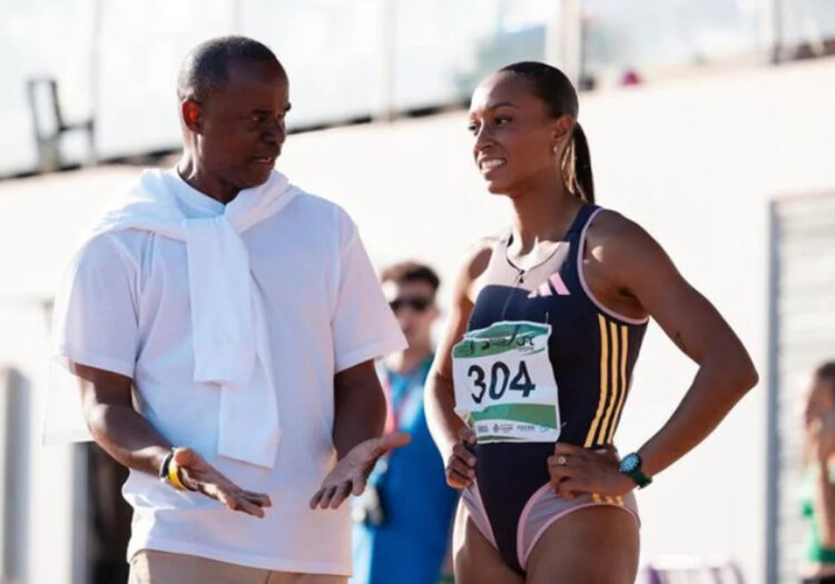 La triplista española Ana Peleteiro junto al exatleta y entrenador cubano Iván Pedroso. Foto: ABC / Archivo.