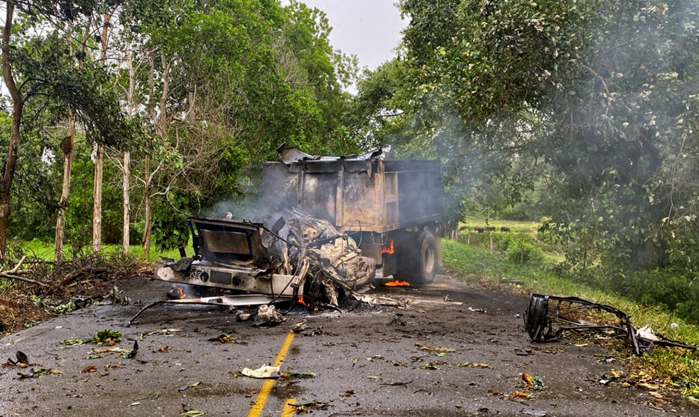 Fotografía cedida por la oficina de comunicaciones del Ejército de Colombia del ataque de la guerrilla del ELN a la base militar de Puerto Jordán, en el departamento colombiano de Arauca, en Puerto Jordán. Foto: Ejército de Colombia / EFE.