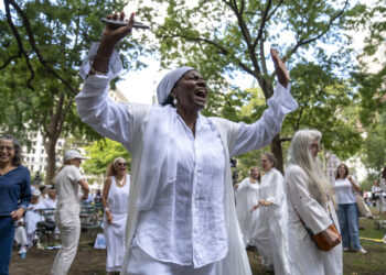 La artista afrocubana María Magdalena Campos-Pons participa en la "procesión de ángeles", este viernes, en la plaza del Madison Square Park, en Nueva York. Foto: Ángel Colmenares / EFE.