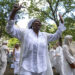 La artista afrocubana María Magdalena Campos-Pons participa en la "procesión de ángeles", este viernes, en la plaza del Madison Square Park, en Nueva York. Foto: Ángel Colmenares / EFE.