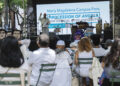 Personas participan en la "procesión de ángeles", este viernes, en la plaza del Madison Square Park, en Nueva York. Foto: Ángel Colmenares / EFE.