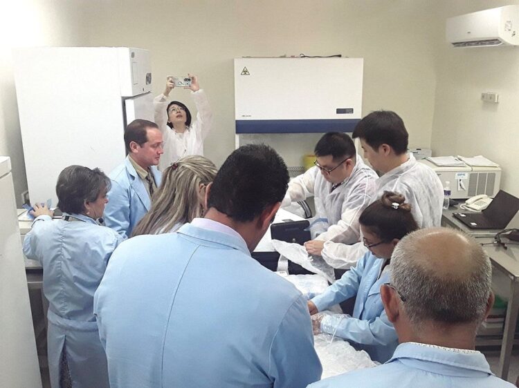 Foto: Representantes del Centro de Munoensayo intercambian con especialistas del Instituto Tecnológico de Pekín. Foto: Centro de InmunoEnsayo.