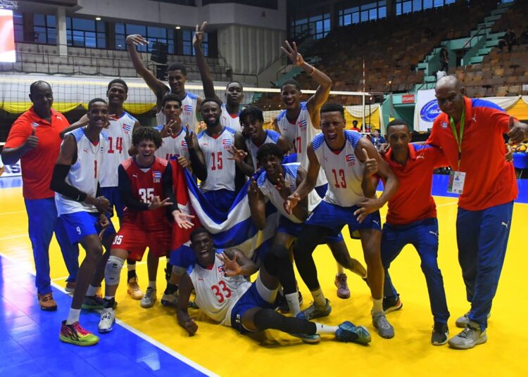 Cubanos celebran su triunfo ante México y su pase a las semifinales en la Copa Panamericana de Voleibol Sub-23. Foto: @Norceca_Info / X.