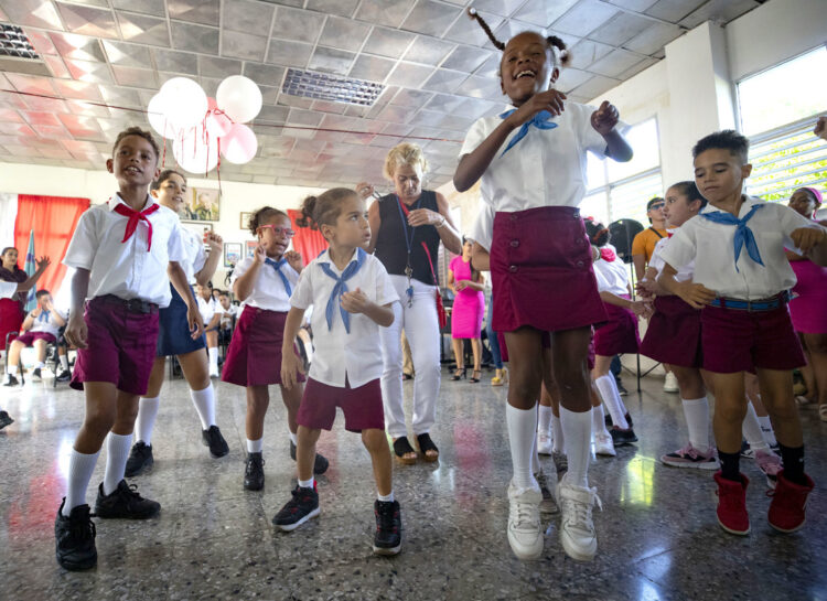 Niños bailan durante el acto de inicio del año escolar en la escuela Solidaridad con Panamá, este lunes, en La Habana. EFE/ Yander Zamora.