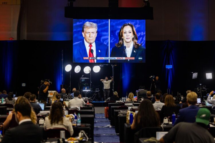 El expresidente y candidato republicano Donald Trump y la vicepresidenta y candidata demócrata Kamala Harris en la pantalla de una sala de prensa durante el debate en Pensilvania, 10 de septiembre de 2024. Foto: Jim Lo Scalzo / EFE.