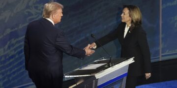 El candidato republicano Donald J. Trump y la candidata demócrata y vicepresidenta Kamala Harris se saludan al inicio del debate presidencial. Foto: EFE/EPA/DEMETRIUS FREEMAN / POOL.