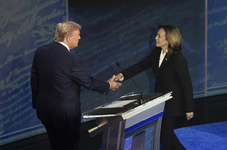 El candidato republicano Donald J. Trump y la candidata demócrata y vicepresidenta Kamala Harris se saludan al inicio del debate presidencial. Foto: EFE/EPA/DEMETRIUS FREEMAN / POOL.