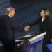 El candidato republicano Donald J. Trump y la candidata demócrata y vicepresidenta Kamala Harris se saludan al inicio del debate presidencial. Foto: EFE/EPA/DEMETRIUS FREEMAN / POOL.