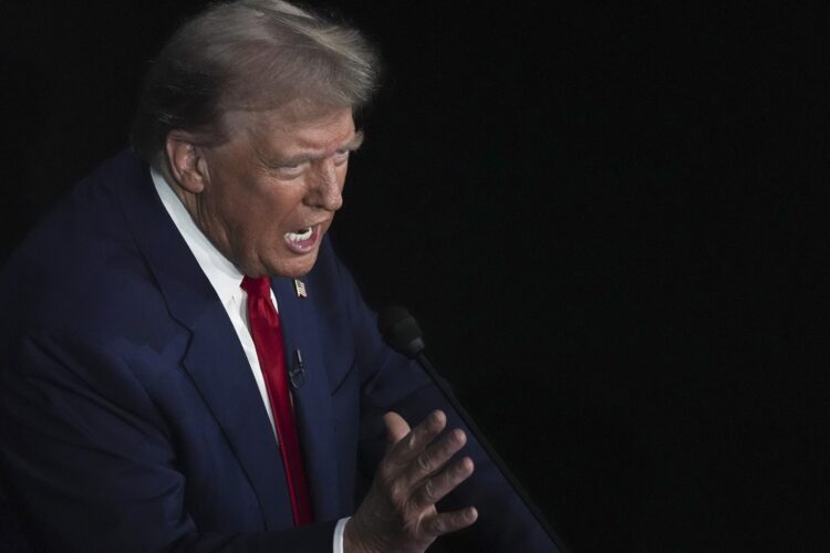 Trump responde a Harris durante el debate presidencial en el National Constitution Center de Filadelfia, Pensilvania, el 10 de septiembre de 2024. Foto: EFE/EPA/DEMETRIUS FREEMAN / POOL.