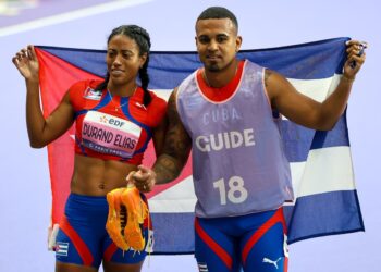 Omara Durand celebra junto a su guía Yuniol Kindelán su triunfo en la final de 200 metros T12 en los Juegos Paralímpicos de París 2024. Foto: Calixto N. Llanes / Jit.