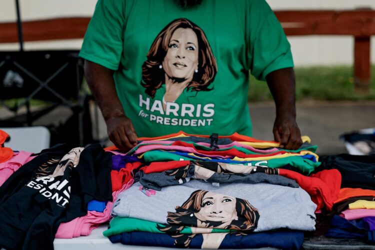 Una vendedora ofrece pulóvers de la vicepresidenta y candidata demócrata a la presidencia, Kamala Harris, en un mitin en el Bojangles Arena, en Charlotte, Carolina del Norte, el 12 de septiembre de 2024. Foto: EFE/EPA/ERIK S. LESSER.