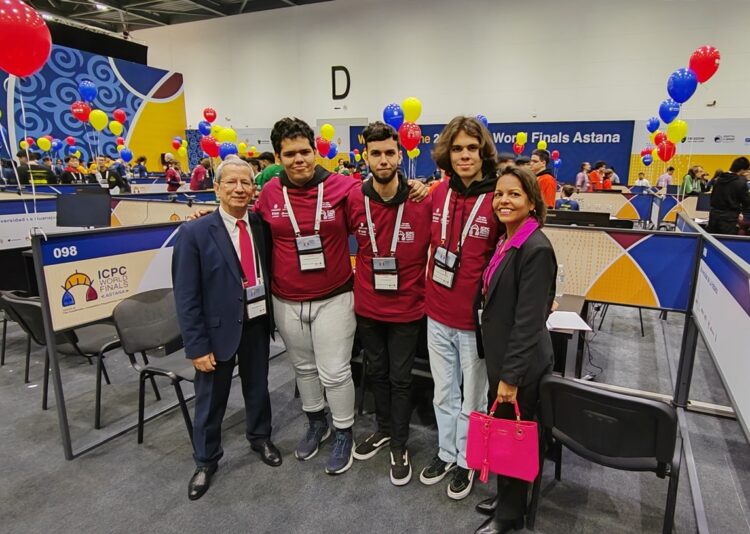 Tres estudiantes cubanos compiten en Concurso Internacional de Programación en Kazajistán. Foto: Facebook/Oscar Santana León.