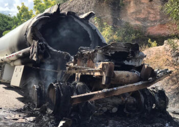 Restos del camión cisterna que explotó este sábado en Miragoane (Haití). Foto: Peter Kens/EFE.