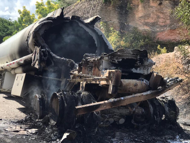 Restos del camión cisterna que explotó este sábado en Miragoane (Haití). Foto: Peter Kens/EFE.