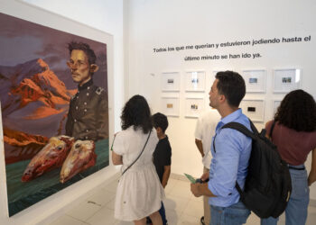 Personas visitan la exposición de obras finalistas del concurso MalaYerba este jueves, en la galería de arte Salón Blanco, en La Habana. Foto:  Yander Zamora/EFE.