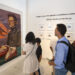 Personas visitan la exposición de obras finalistas del concurso MalaYerba este jueves, en la galería de arte Salón Blanco, en La Habana. Foto:  Yander Zamora/EFE.