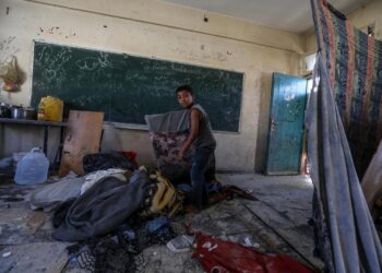 Un niño palestino inspecciona el refugio de su familia en una escuela administrada por la UNRWA. Foto: MOHAMMED SABER/EFE/EPA.