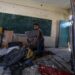 Un niño palestino inspecciona el refugio de su familia en una escuela administrada por la UNRWA. Foto: MOHAMMED SABER/EFE/EPA.