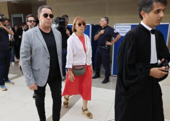 Avignon (Francia), 05/09/2024.- Gisele Pelicot por su abogado, Stephane Babonneau (derecha) y su hijo David (izquierda) . Foto: EFE/EPA/GUILLAUME HORCAJUELO.