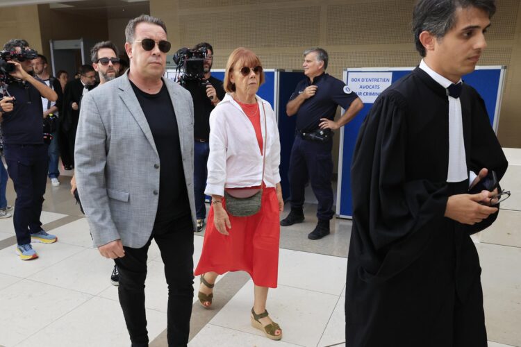 Avignon (Francia), 05/09/2024.- Gisele Pelicot por su abogado, Stephane Babonneau (derecha) y su hijo David (izquierda) . Foto: EFE/EPA/GUILLAUME HORCAJUELO.