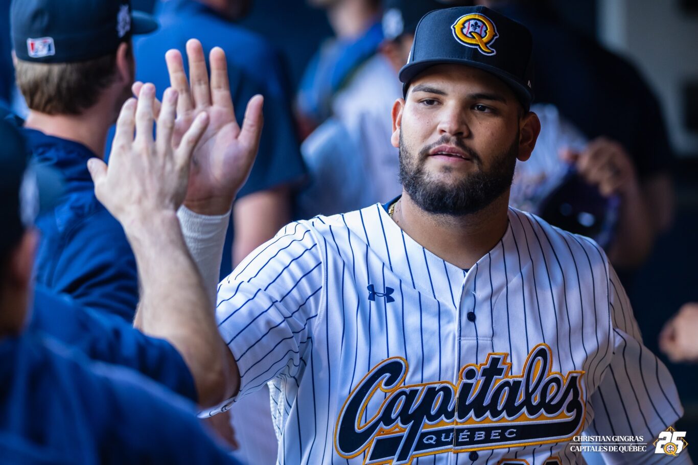 El pelotero cubano Guillermo García con el uniforme de los Capitales de Quebec. Foto: @CapitalesQuebec / X.