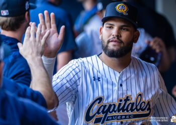 El pelotero cubano Guillermo García con el uniforme de los Capitales de Quebec. Foto: @CapitalesQuebec / X.