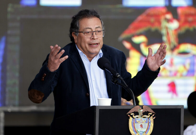 Petro habla durante una concentración de seguidores en la Plaza Bolívar de Bogotá. Foto: Mauricio Dueñas Castañeda/EFE.