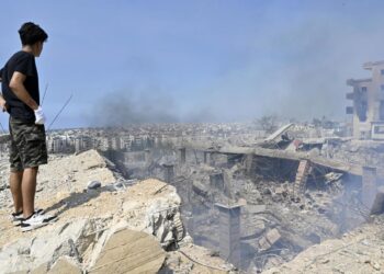 Hombre observa los daños de un bombardeo israelí en Choueifat, al sureste de Beirut, Líbano. Foto: WAEL HAMZEH/EFE/EPA