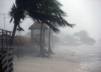 Oleaje y fuertes vientos provocados por el huracán Helene, este miércoles en Cancún. Foto: Alonso Cupul/EFE.