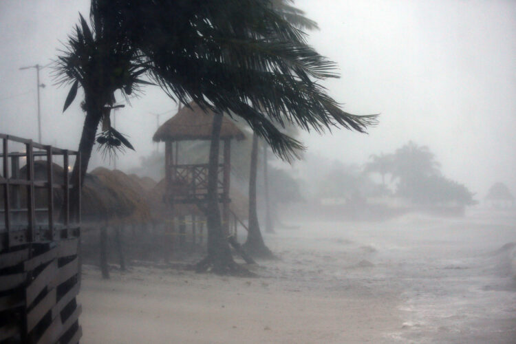 Oleaje y fuertes vientos provocados por el huracán Helene, este miércoles en Cancún. Foto: Alonso Cupul/EFE.