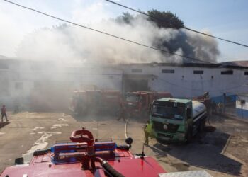 Bomberos sofocan incendio en almacenes de la Comercializadora ITH Varadero. Foto: Periódico Girón.