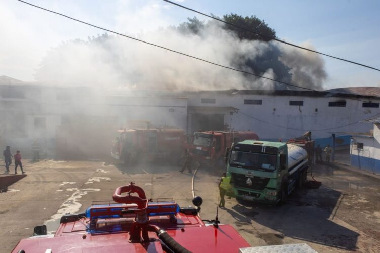 Bomberos sofocan incendio en almacenes de la Comercializadora ITH Varadero. Foto: Periódico Girón.