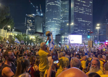 Unos 300 000 manifestantes salieron esta noche a las calles de Tel Aviv para clamar contra el primer ministro israelí, Benjamín Netanyahu, blanco de las numerosas protestas que este domingo han atravesado el país por la muerte de seis rehenes en Gaza unas horas antes de que el Ejército recuperara sus cadáveres. Foto: Paula Bernabéu/EFE.