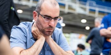 El cubano Leinier Domínguez, que representa a Estados Unidos, logró una histórica medalla de plata por equipos en la Olimpiada Mundial de Ajedrez de Hungría. Foto: FIDE.