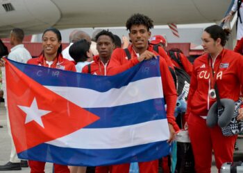 La multicampeona Omara Durand y el saltador Robiel Yankiel Sol encabezaron la delegación paralímpica cubana a su llegada a la isla tras los Juegos de París 2024. Foto: Ricardo López Hevia.