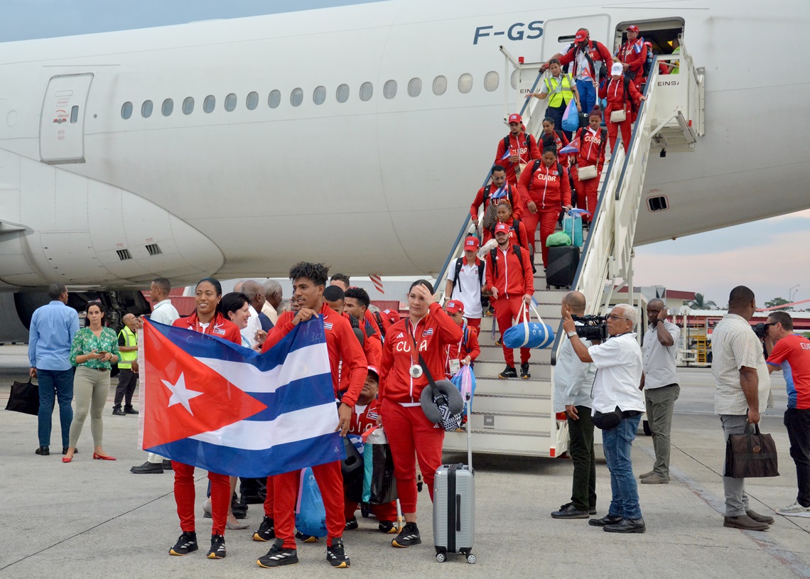 La multicampeona Omara Durand y el saltador Robiel Yankiel Sol encabezaron la delegación paralímpica cubana a su llegada a la isla tras los Juegos de París 2024. Foto: Ricardo López Hevia.