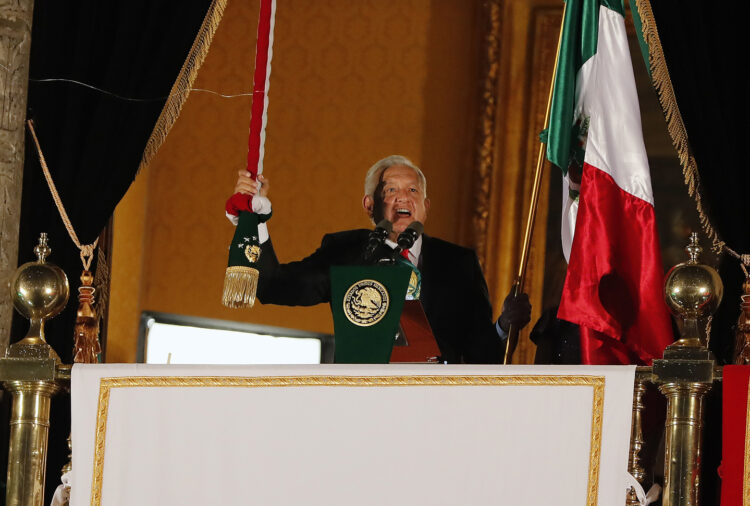 López Obrador en la ceremonia por el 214 aniversario del Grito de independencia. Foto: Mario Guzmán/EFE.