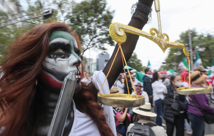 Miles de trabajadores, estudiantes universitarios e integrantes de la oposición se congregaron este domingo en el Ángel de la Independencia para marchar hacia el Senado mexicano para intentar frenar la polémica reforma judicial. Foto: Mario Guzmán/EFE.