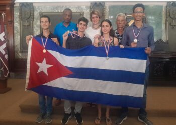 Estudiantes cubanos triunfadores en la Olimpiada de Biología. Foto: Facebook/Vanguardia.