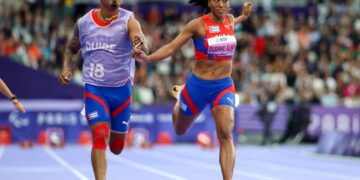 La cubana Omara Durand compite junto a su guía Yuniol Kindelán en la final de 100 metros categoría T12 durante los Juegos Paralímpicos de París 2024, ganada por ella con tiempo de 11.81 segundos. Foto: Calixto N. Llanes / Jit.