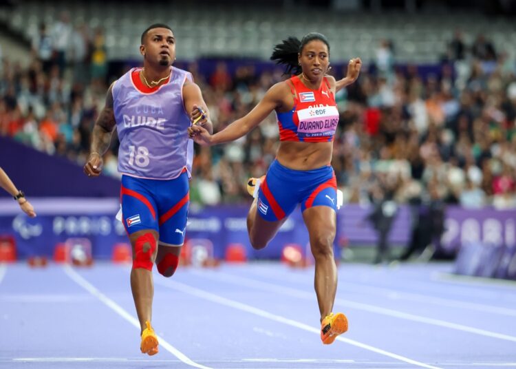 La cubana Omara Durand compite junto a su guía Yuniol Kindelán en la final de 100 metros categoría T12 durante los Juegos Paralímpicos de París 2024, ganada por ella con tiempo de 11.81 segundos. Foto: Calixto N. Llanes / Jit.