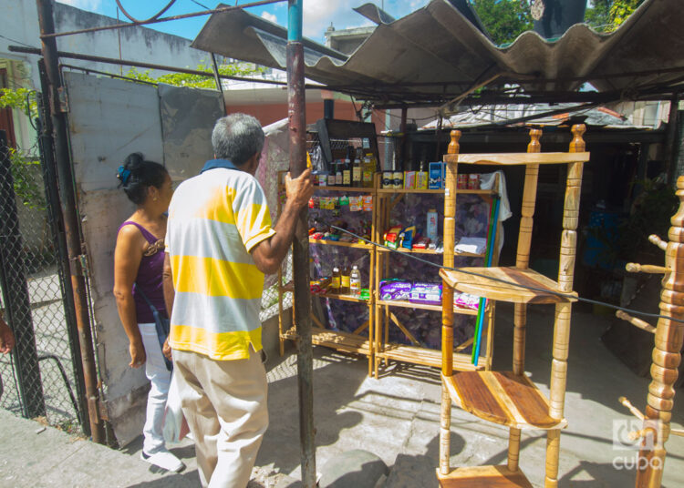 Puesto de venta particular en La Habana. Foto: Otmaro Rodríguez.