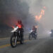 Policías patrullan en moto, cerca de un incendio forestal, en Guapulo. Foto:  Santiago Fernández/EFE.