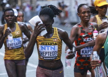 Foto de archivo de la atleta ugandesa Rebecca Cheptegei (c), fallecida en un hospital de Kenia después de haber sido quemada presuntamente por su novio días atrás. Foto: Istvan Derencsenyi / EFE / Archivo.