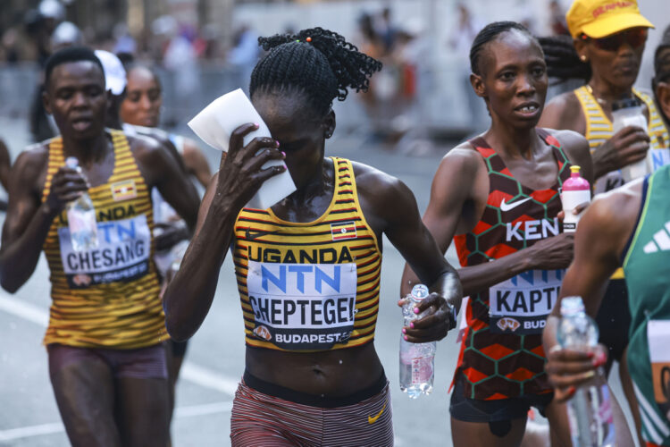 Foto de archivo de la atleta ugandesa Rebecca Cheptegei (c), fallecida en un hospital de Kenia después de haber sido quemada presuntamente por su novio días atrás. Foto: Istvan Derencsenyi / EFE / Archivo.