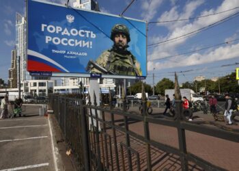 Cartel con un soldado ruso, en San Petersburgo. Foto: ANATOLY MALTSEV/EFE/EPA.