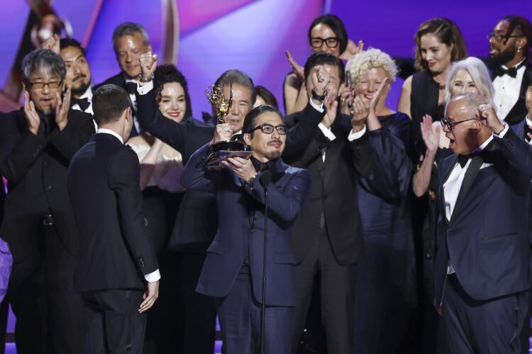 El elenco y el equipo de "Shogun" reciben el premio Emmy a la 'Mejor Serie Dramática' durante la 76 ceremonia anual de premios Emmy celebrada en el Peacock Theatre de Los Ángeles, California, EE.UU., el 15 de septiembre de 2024. Foto: Caroline Brehman / EFE.